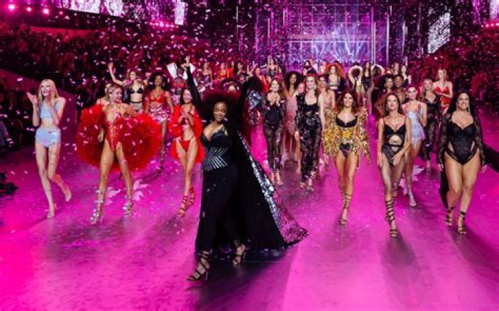 2017 Victoria’s Secret Fashion Show — Runway Pics