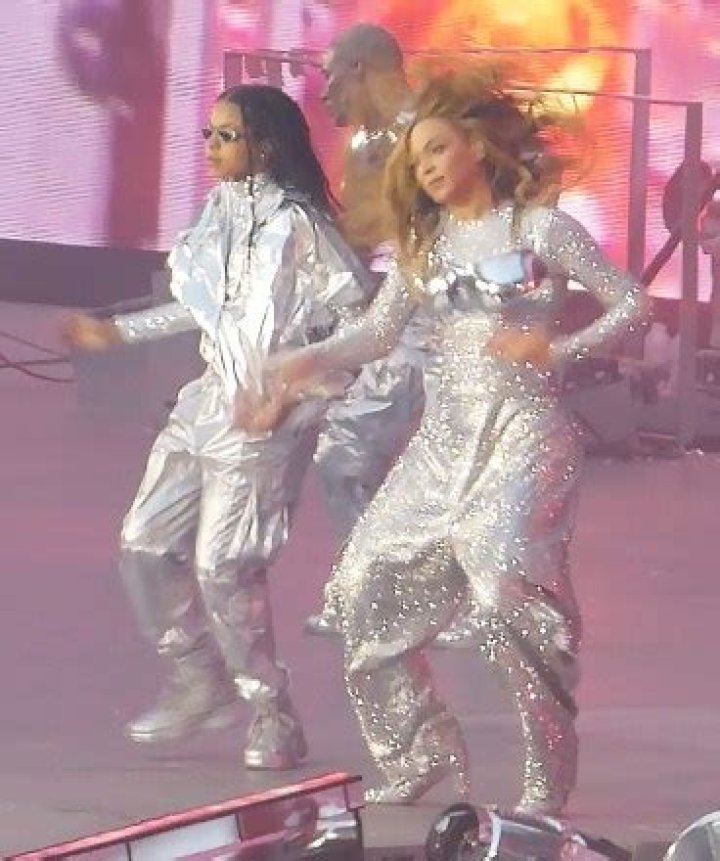 Beyonce Twins With Blue Ivy In Sequined Super Bowl Jerseys At Concert – Hollywood Life