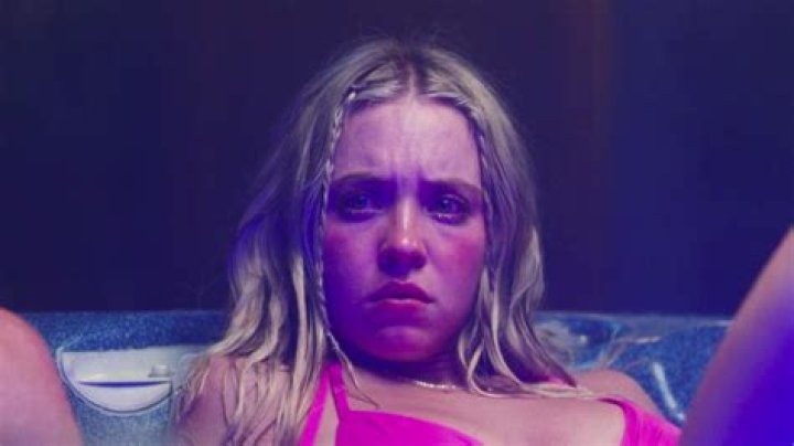 Brian Cox Recreates ‘Euphoria’ Bathroom Scene As Cassie — Watch Video – Hollywood Life