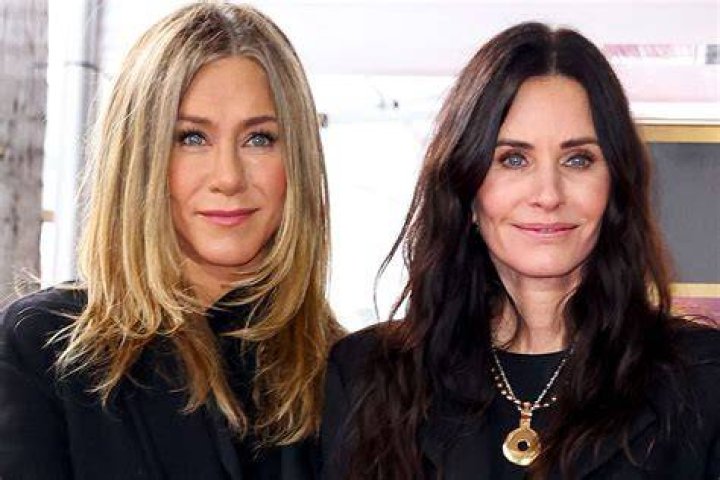 Courteney Cox Reunites With ‘Friends’ Costars Jennifer Aniston & Lisa Kudrow For Her 55th Birthday