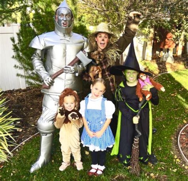 Demi Lovato As Dorothy — ‘Wizard of Oz’ Costume On Halloween – Hollywood Life
