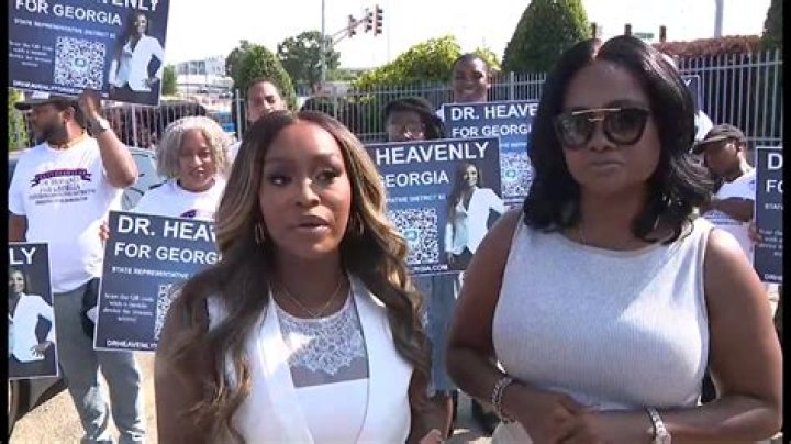 Dr. Heavenly Twerks At Beauty Store – Hollywood Life