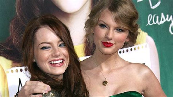 Emma Stone Sings Taylor Swift’s ‘You Belong With Me’ At ‘Eras Tour’ – Hollywood Life