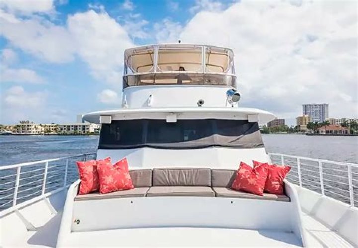 Flaunts Curves On Miami Yacht With Nick Jonas – Hollywood Life