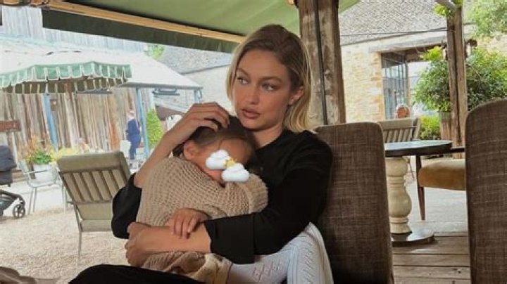 Gigi Hadid & Zayn Malik Share First Baby Photos Of Their Daughter – Hollywood Life