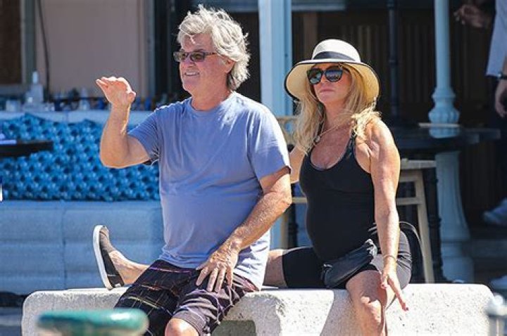 Goldie Hawn & Kurt Russell Vacation In Italy: Photos – Hollywood Life