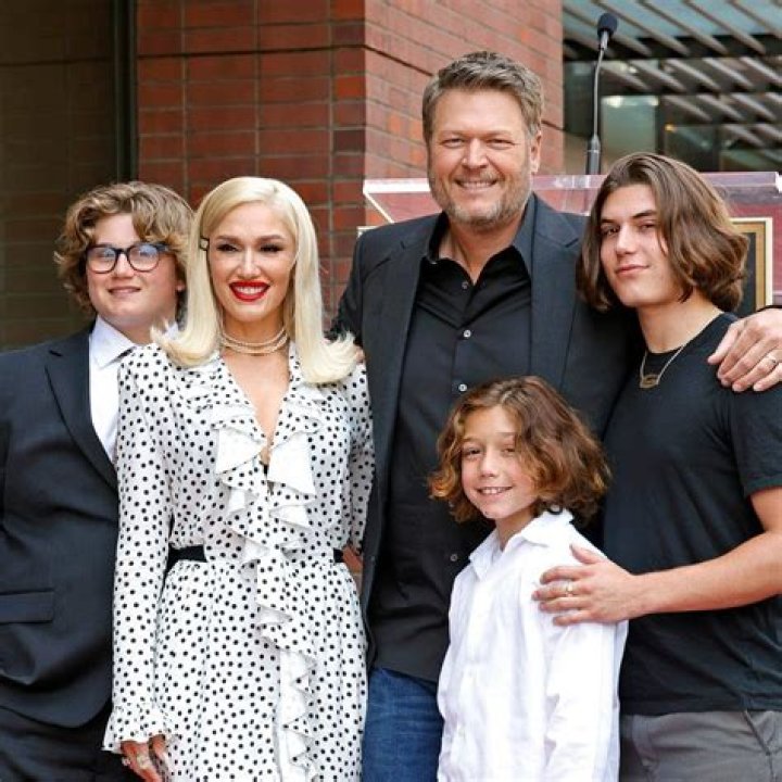 How Blake Shelton Plans To Be ‘Chivalrous’ & Shower Gwen Stefani With Love On Mother’s Day