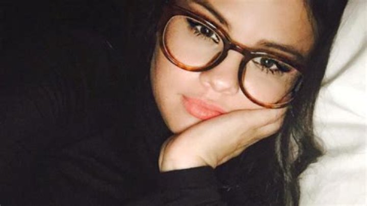 How To Wear Makeup With Glasses Like Selena Gomez — Expert Tips – Hollywood Life