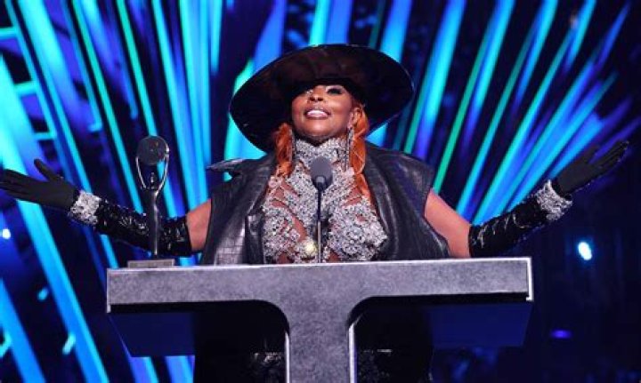 Janet Jackson Presents Icon Award To Mary J. Blige At Billboard Music Awards – Hollywood Life