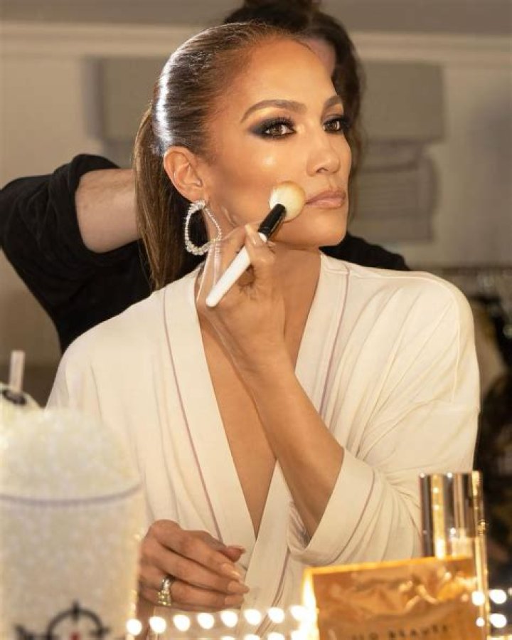 Jennifer Lopez Goes Makeup-Free & Shows Off Beauty Routine For Skin – Hollywood Life