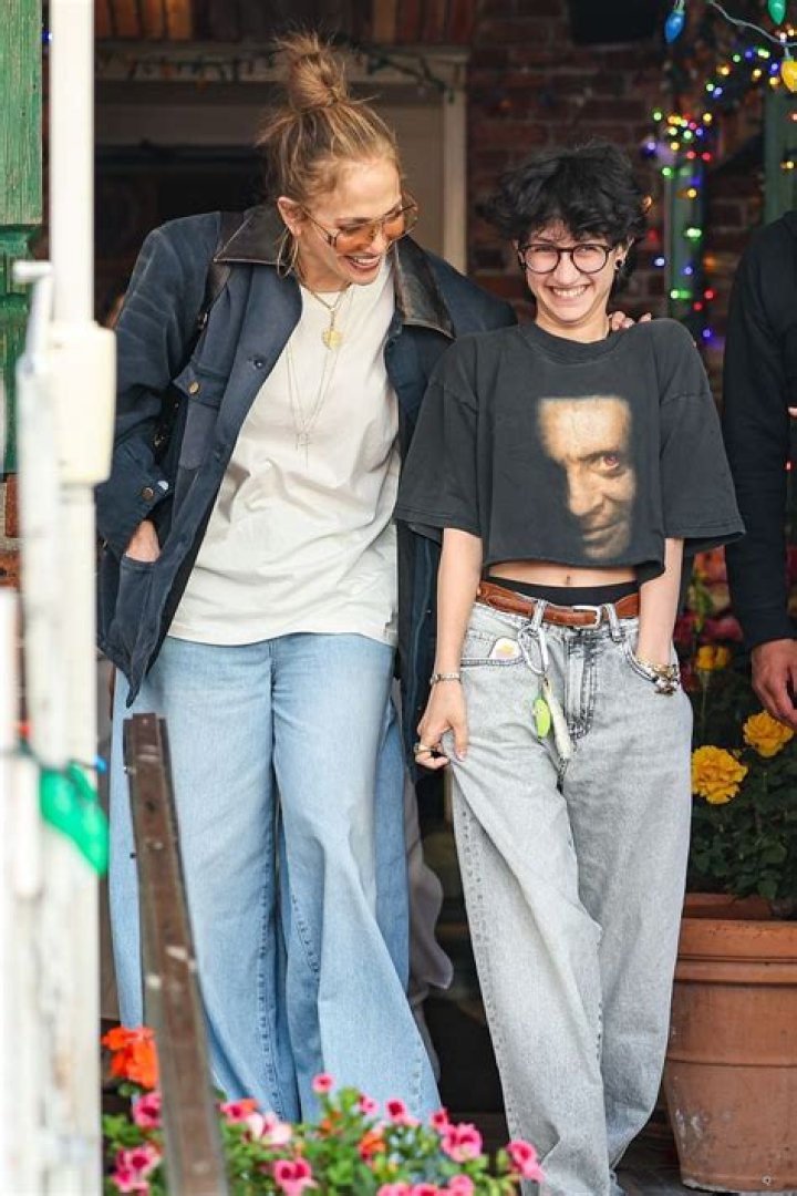 Jennifer Lopez’s Crop Top While Shopping With Daughter Emme – Pics – Hollywood Life