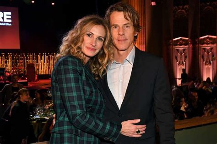 Julia Roberts & Danny Moder Kiss In Sweet 21st Anniversary Post – Hollywood Life