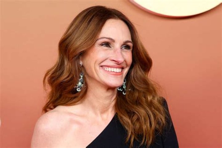 Julia Roberts’ Makeup Artist’s Go-to Foundation Will Blur Your Skin – Hollywood Life