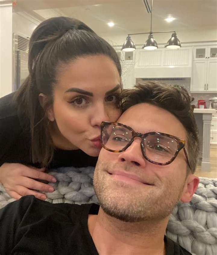 Katie Maloney Sparks Tom Schwartz Split Speculation By Going Ringless In New Photo
