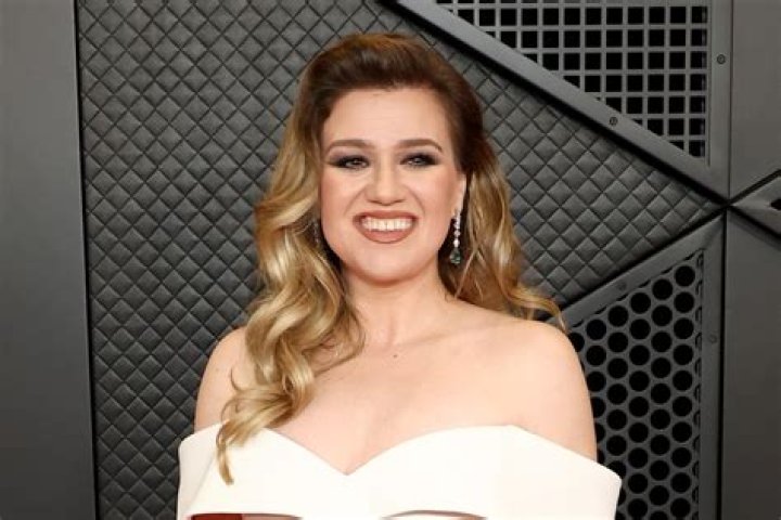 Kelly Clarkson Shows Off Incredible Figure In Latex Dress After Revealing How She Lost 40 Lbs