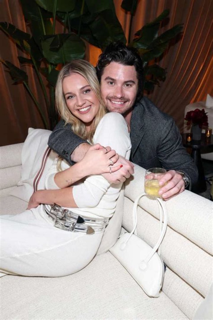 Kelsea Ballerini Jumps In Chase Stokes’ Arms As He Surprises Her On Tour: Adorable Video