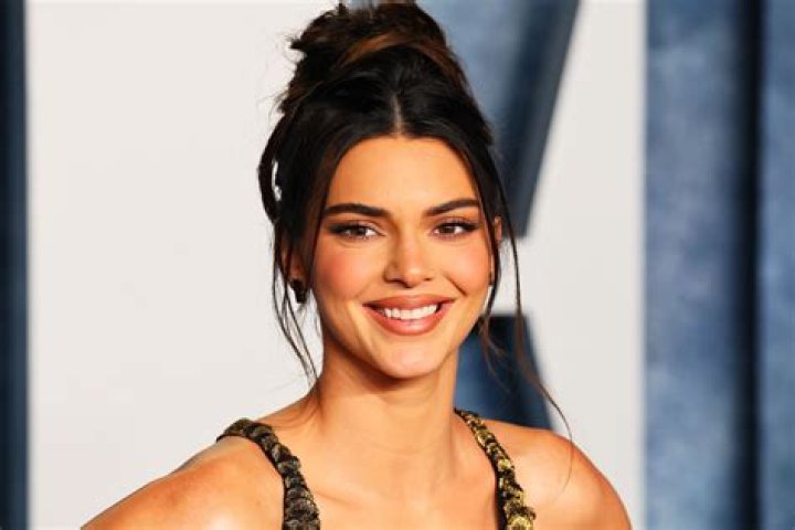 Kendall & Kylie Jenner Get Mocked For Not Knowing The Meaning Of ‘Frugal’: Watch