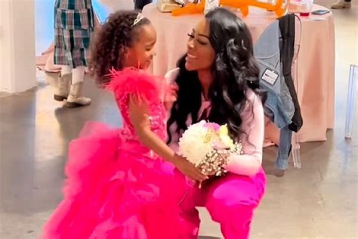 Kenya Moore Captures Daughter Brooklyn In Oversized Sunglasses: Pic – Hollywood Life