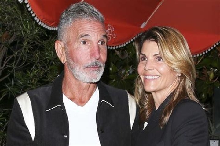 Lori Loughlin & Mossimo Giannulli Pay $400K Fines In College Bribery Case – Hollywood Life