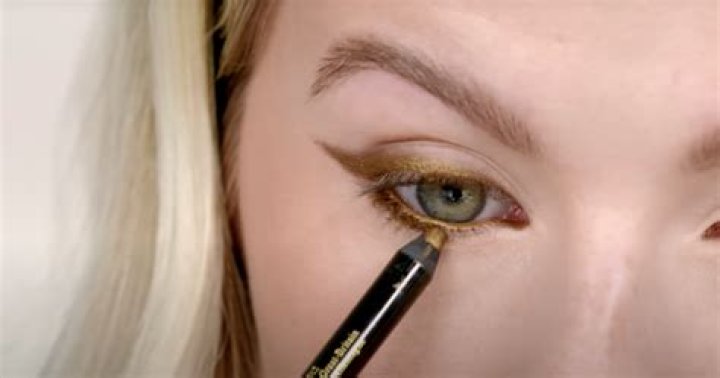 Make Your Eyes Pop With Victoria Beckham’s Favorite Eyeshadow