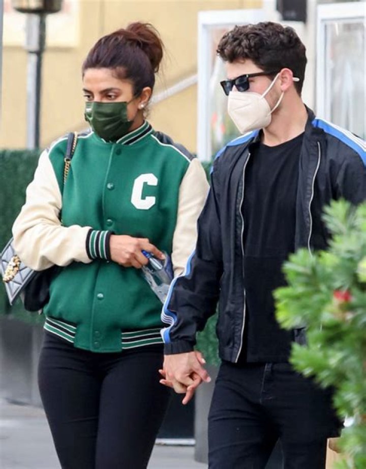 Nick Jonas & Priyanka Chopra Hold Hands In Beverly Hills: Photos – Hollywood Life