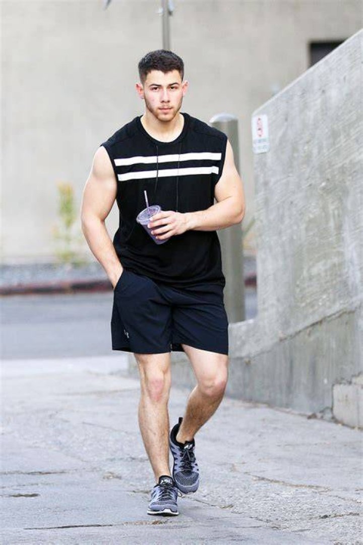 Nick Jonas Shows Off Biceps During Home Workout: Video – Hollywood Life