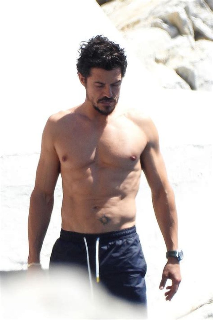 Orlando Bloom Goes Shirtless In France: Photo – Hollywood Life