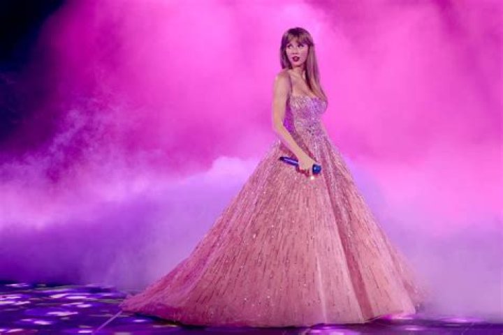 Performs ‘ME!’ In Pink Dress – Hollywood Life