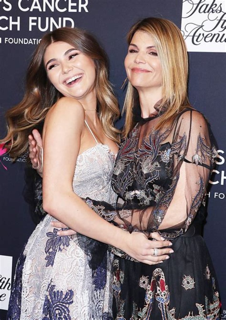Photos of Lori Loughlin’s Beauty Influencer Daughter – Hollywood Life