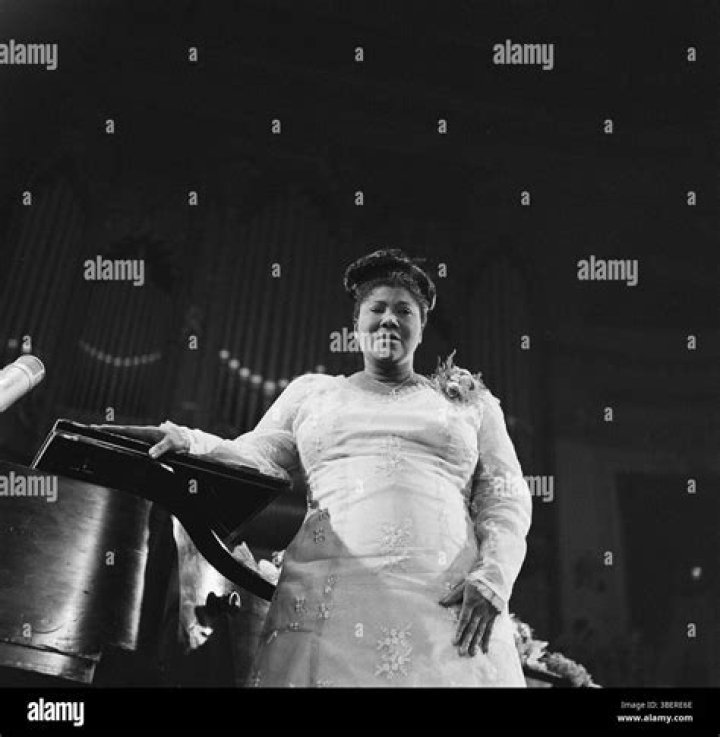 Photos of the Singer & Dancer – Hollywood Life