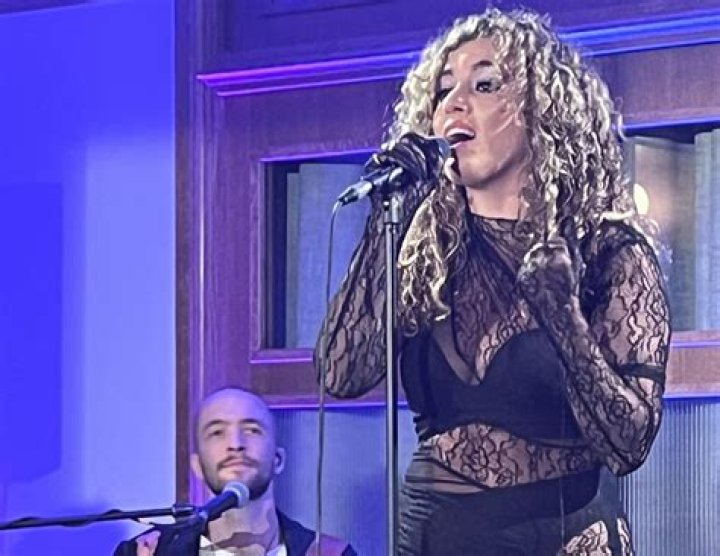 Pics Of London-Based Singer-Songwriter – Hollywood Life