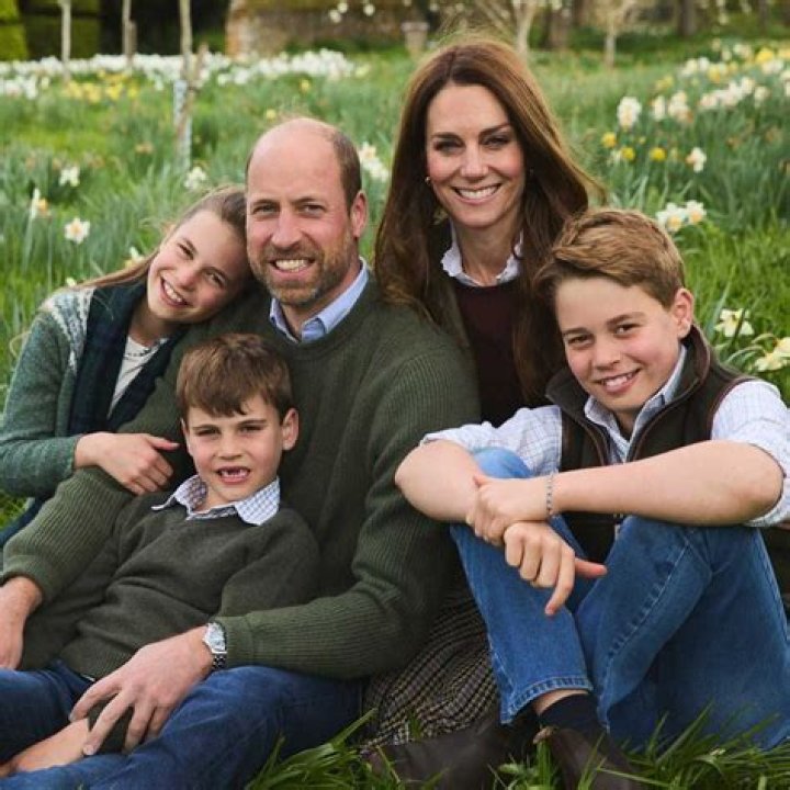 Prince William & Kate Middleton Share Family Christmas Card Photo – Hollywood Life