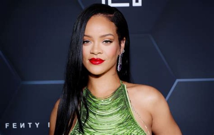 Rihanna’s Fans Bombard Her With Questions About Drake 2 Weeks After Online Video Flirting