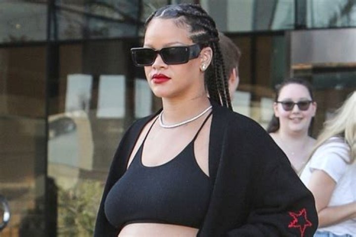 Rihanna Strips At Pink Elephant — Getting Naked At NYC Club – Hollywood Life