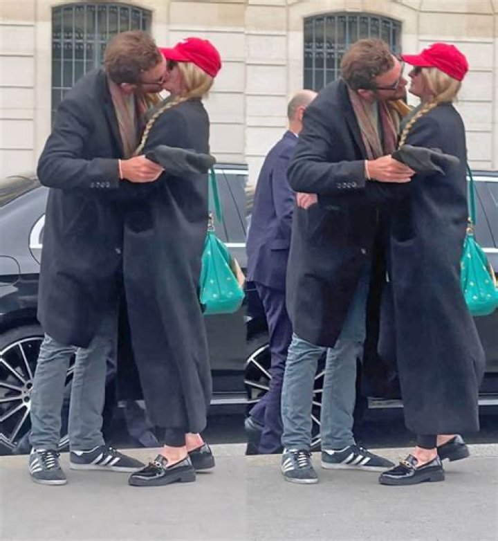Robert Pattinson Getting Cozy With Co-Star Sarah Gadon — Report