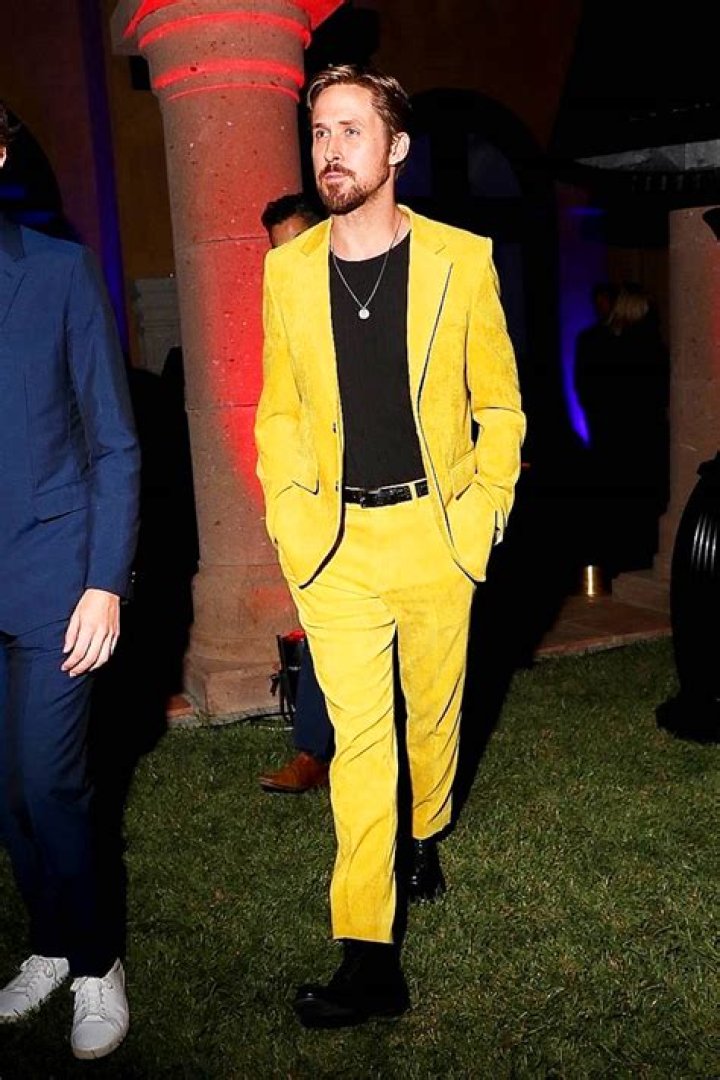 Ryan Gosling’s Yellow Suit – Photos – Hollywood Life