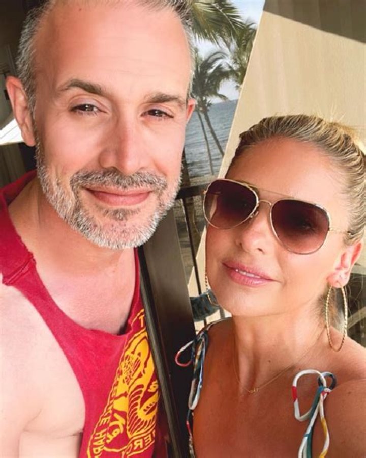 Sarah Michelle Gellar Rocks A Swimsuit & Cuddles With Freddie Prinze Jr. In Maui: Photos