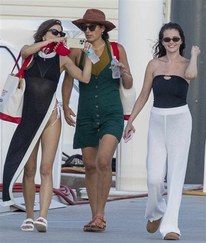 Selena Gomez’s Black Swimsuit At Cousin’s Bachelorette Party In Mexico: Pic – Hollywood Life