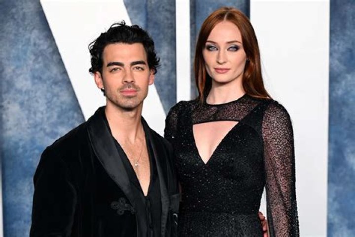 Sophie Turner Mocks Joe Jonas For HIs Purity Ring During Netflix Roast – Hollywood Life