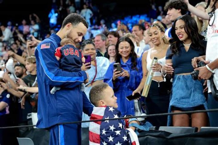 Steph & Ayesha Curry Burn A Ton Of Calories With Intense At-Home Workout – Watch