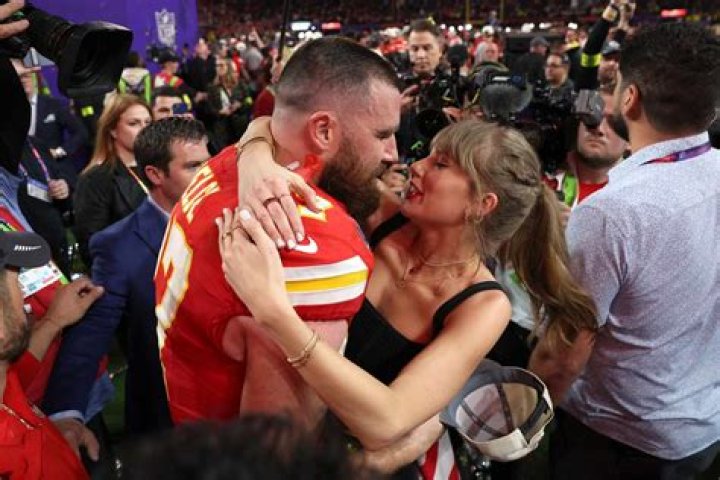 Taylor Swift & Travis Kelce Kiss While Dancing to ‘Love Story’ at Super Bowl After-Party: Watch