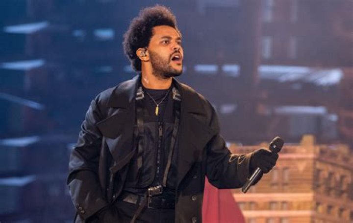 The Weeknd Shows Up On ‘The Weekend Update’ — Watch – Hollywood Life
