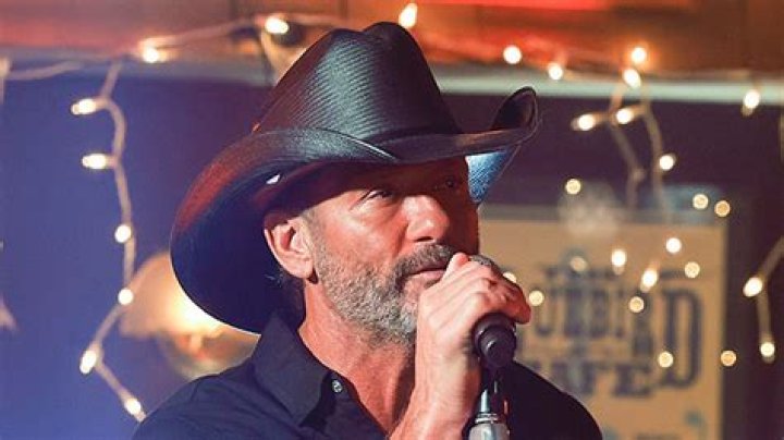 Tim McGraw Rocks Grey Beard At ACM Awards 2020 & Fans Love It – Hollywood Life