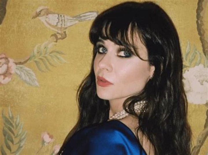 Zooey Deschanel’s Makeup — Doll-Like Lashes – Hollywood Life